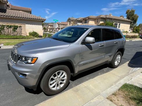 Used 2021 Jeep Grand Cherokee Laredo image 1