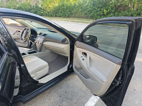 Used 2011 Toyota Camry LE image 10