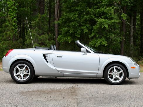 Used 2003 Toyota MR2 RWD image 12