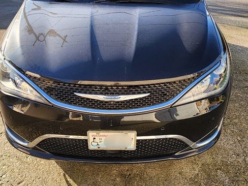 Used 2018 Chrysler Pacifica Limited w/ Tire & Wheel Group image 2