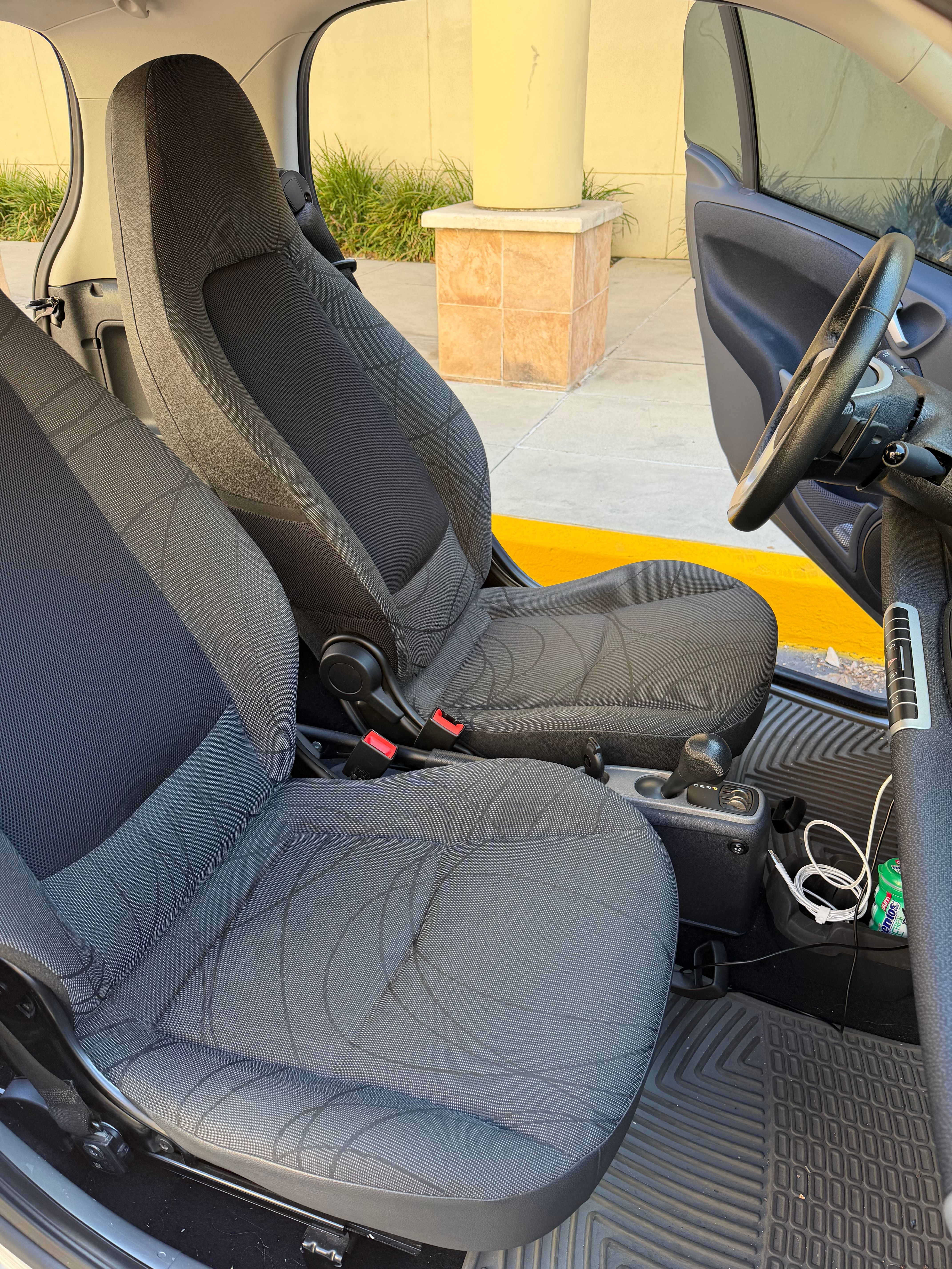 Used 2011 smart fortwo passion RWD image 12