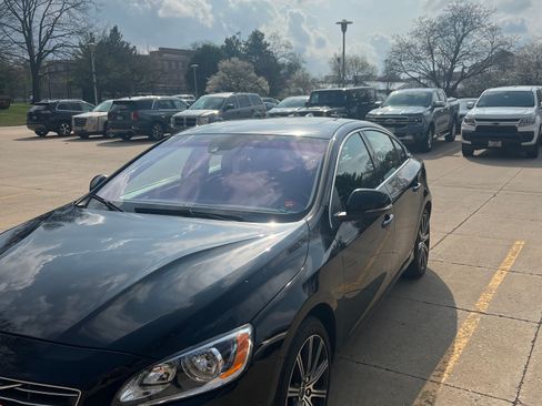 Used 2017 Volvo S60 T5 Inscription image 12