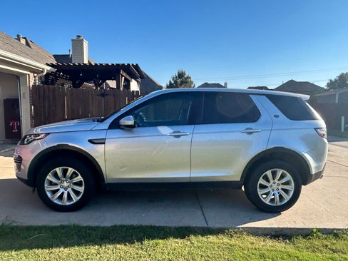 Used 2019 Land Rover Discovery Sport SE image 4