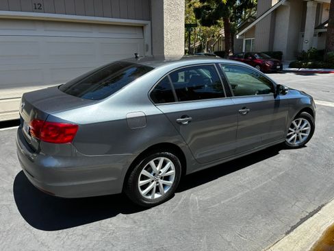Used 2011 Volkswagen Jetta SE FWD image 5