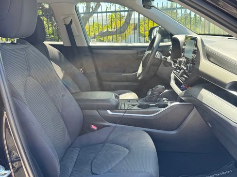 Used 2020 Toyota Highlander L FWD image 16