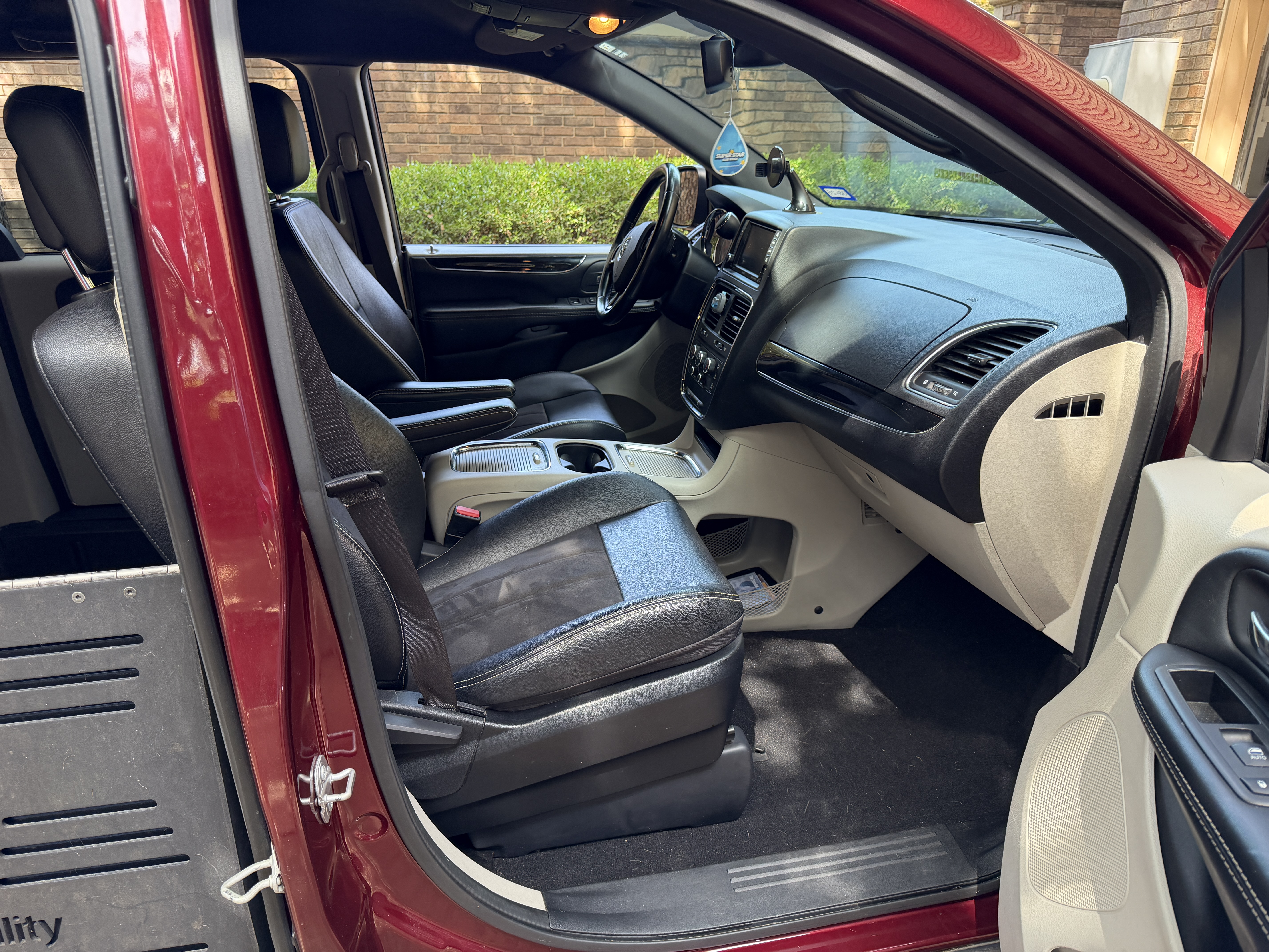 Used 2020 Dodge Grand Caravan SXT FWD image 12
