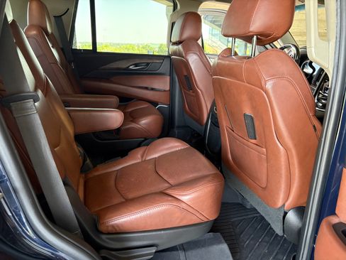 Used 2018 Cadillac Escalade Luxury AWD/4WD image 13