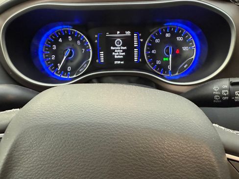 Used 2023 Chrysler Voyager LX image 5