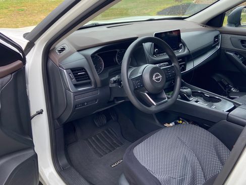 Used 2023 Nissan Rogue S image 9