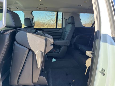 Used 2018 Chevrolet Suburban LT image 18