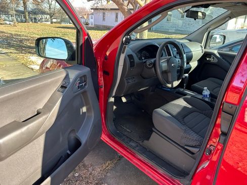 Used 2010 Nissan Frontier SE w/ SE Value Truck Pkg image 13