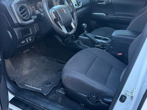 Used 2017 Toyota Tacoma TRD Off-Road w/ Tow Package (A/T) AWD/4WD image 9