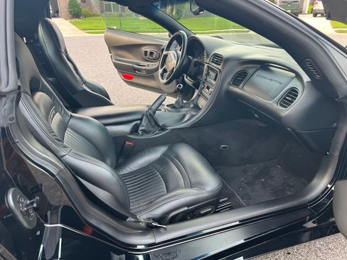 Used 2001 Chevrolet Corvette Convertible w/ Preferred Equipment Group2 RWD image 24