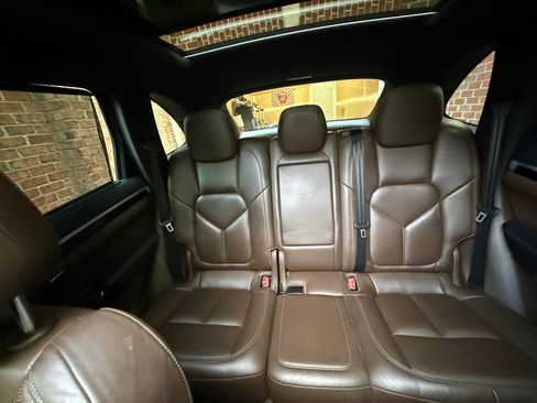 Used 2015 Porsche Cayenne S image 21