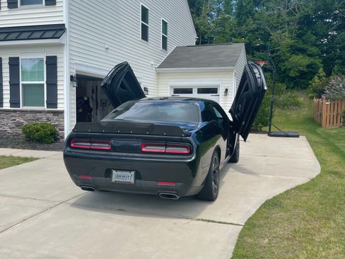 Used 2018 Dodge Challenger R/T image 8