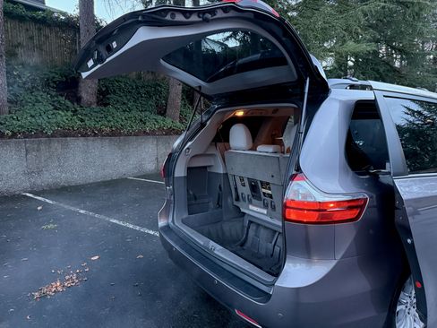 Used 2016 Toyota Sienna XLE Premium image 13