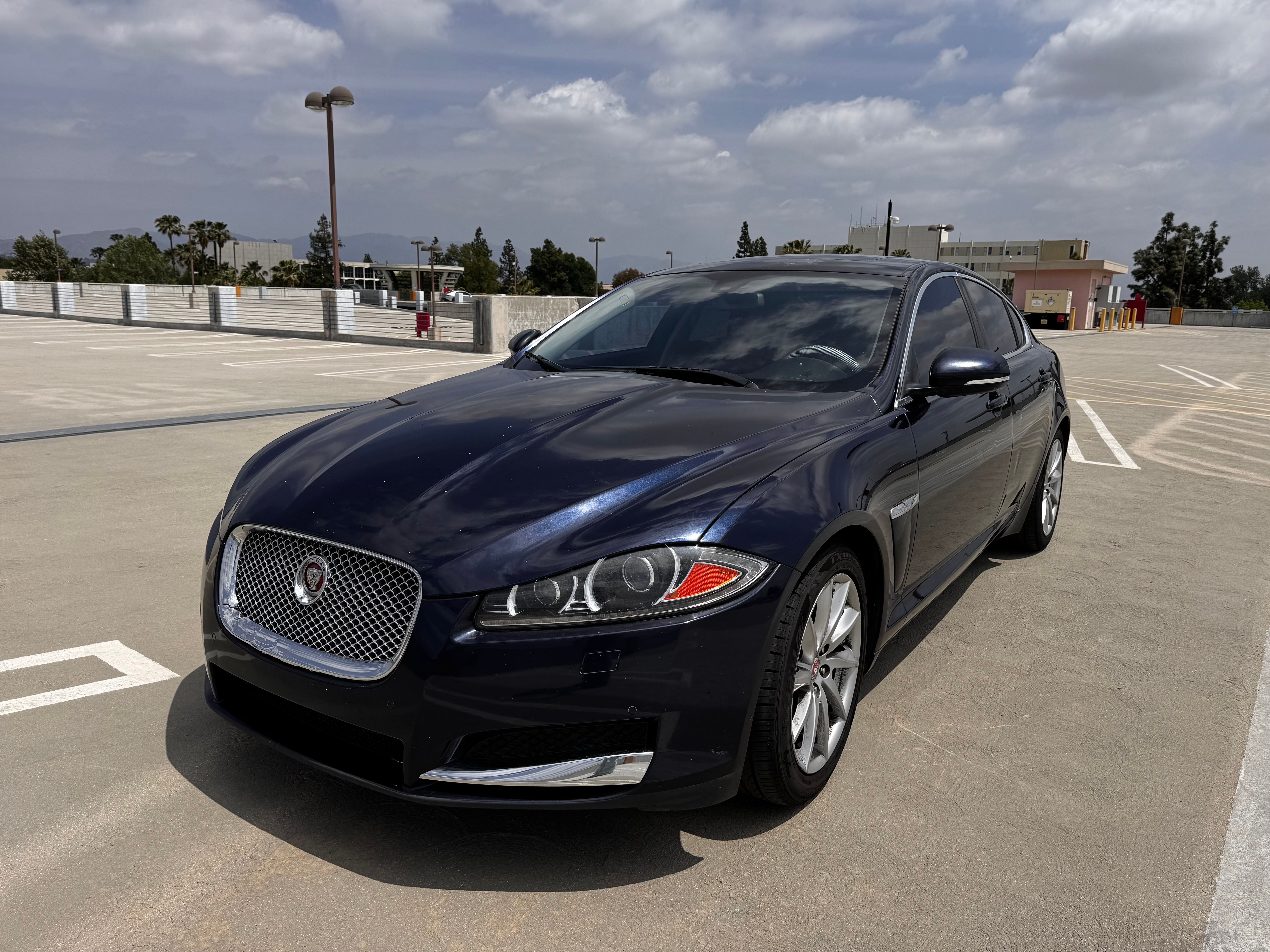 Used 2015 Jaguar XF Premium RWD image 4