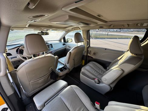 Used 2013 Toyota Sienna Limited w/ Premium Pkg image 18