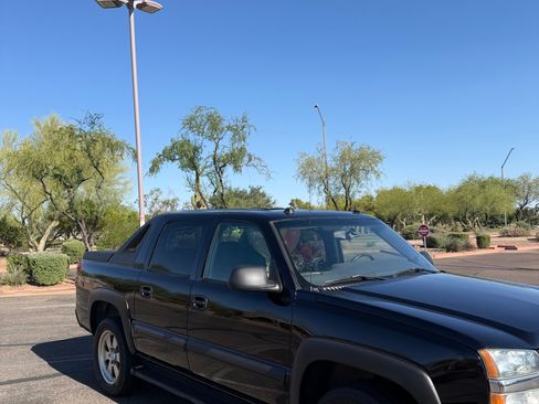 Used 2004 Chevrolet Avalanche 4x4 w/ Preferred Equipment Group image 4