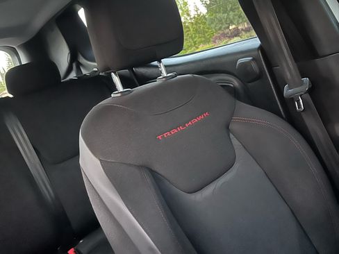 Used 2018 Jeep Renegade Trailhawk w/ UConnect 8.4 Nav Group image 9