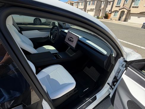 Used 2026 Tesla Model Y AWD image 10