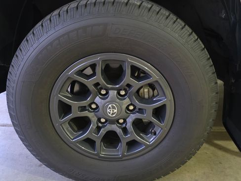 Used 2017 Toyota Tacoma SR5 w/ Tow Package image 28