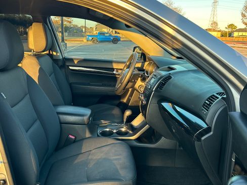 Used 2013 Kia Sorento LX image 12