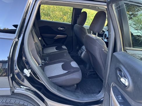 Used 2018 Jeep Cherokee Latitude w/ Altitude Package AWD/4WD image 13