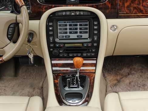Used 2004 Jaguar XJ8 image 12