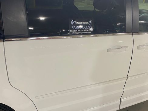 Used 2017 Dodge Grand Caravan SXT image 4