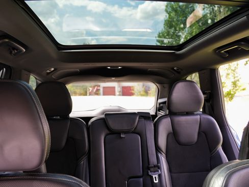 Used 2016 Volvo XC90 T8 R-Design image 17