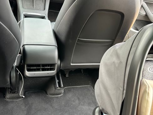 Used 2022 Tesla Model Y Long Range image 12