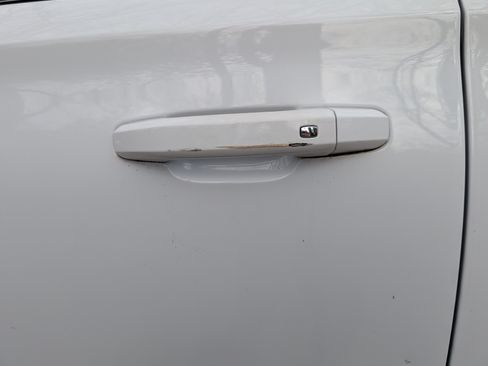 Used 2018 Chevrolet Suburban LT image 13