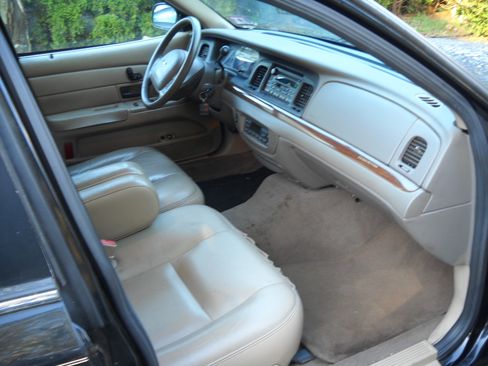 Used 2003 Ford Crown Victoria LX image 5