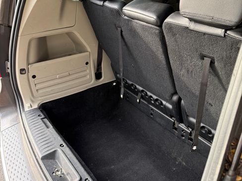 Used 2015 Chrysler Town & Country Touring image 13