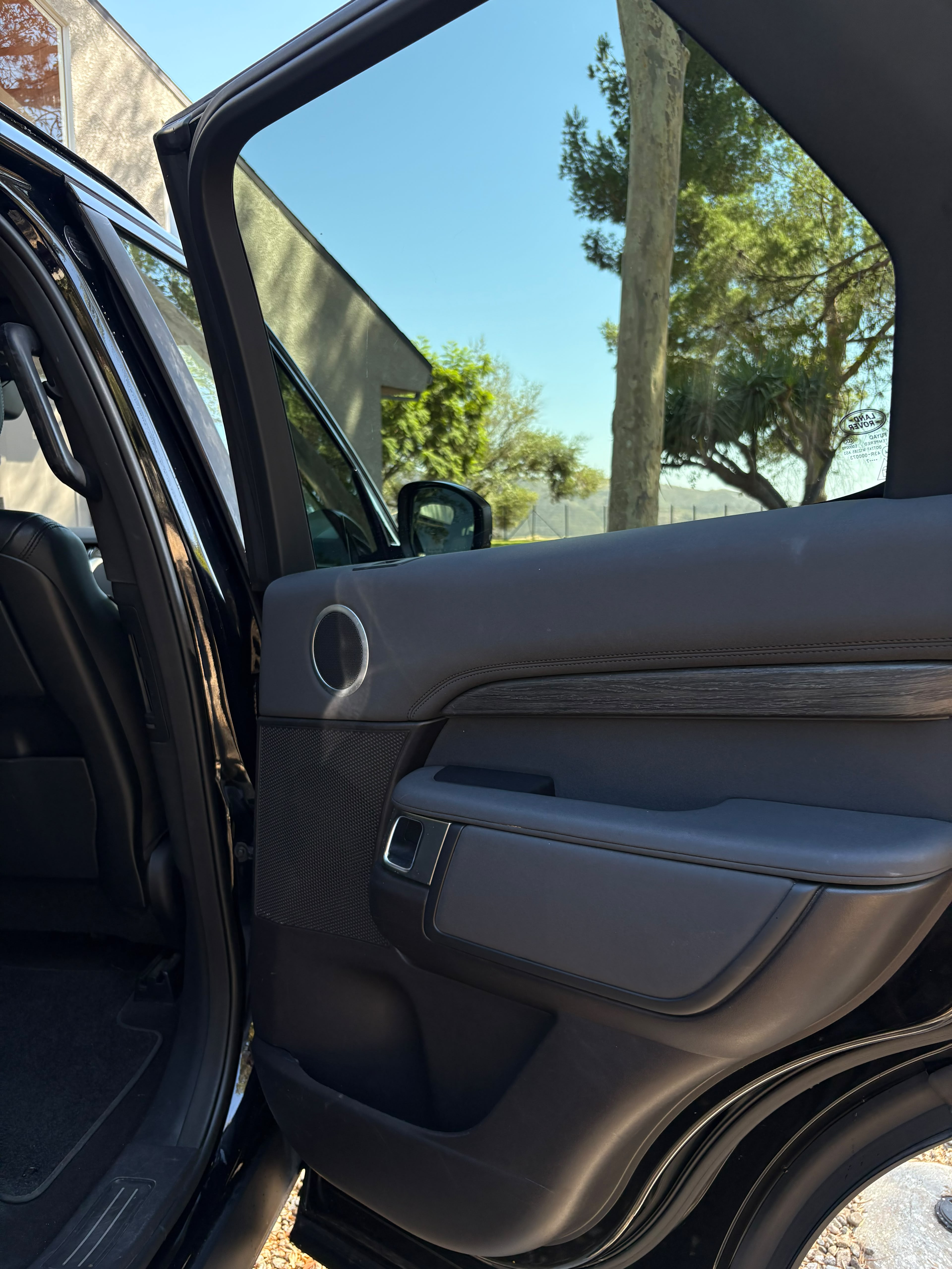 Used 2017 Land Rover Discovery HSE AWD/4WD image 25