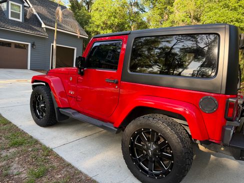 Used 2017 Jeep Wrangler Sahara w/ Connectivity Group AWD/4WD image 2