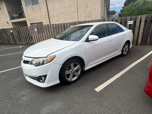 Used 2014 Toyota Camry SE image 9