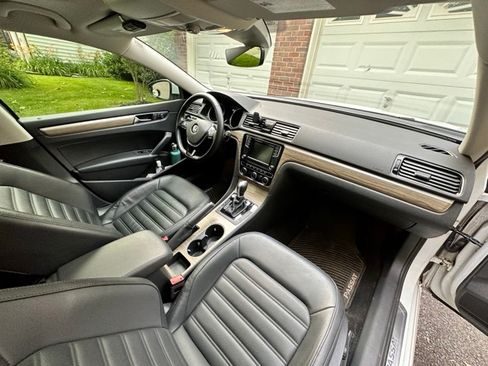 Used 2018 Volkswagen Passat 2.0T SEL Premium image 11