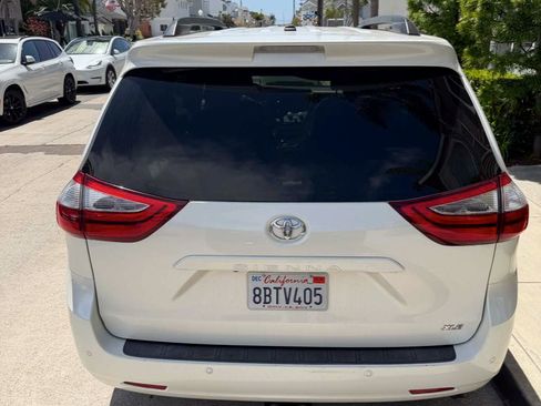 Used 2017 Toyota Sienna XLE Premium FWD image 5