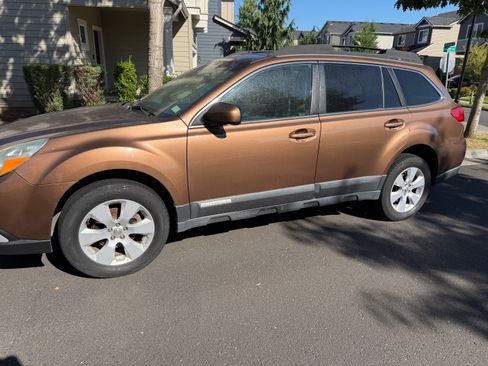 Used 2011 Subaru Outback 2.5i Limited w/ PWR Moonroof Pkg AWD/4WD image 2
