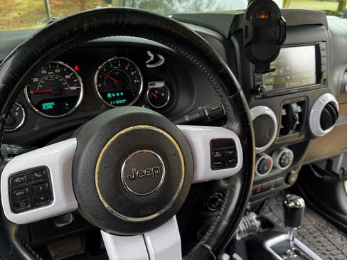 Used 2015 Jeep Wrangler Unlimited Sahara w/ Connectivity Group image 20