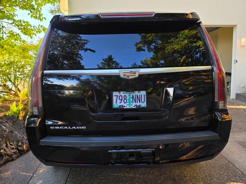 Used 2018 Cadillac Escalade ESV Platinum AWD/4WD image 2