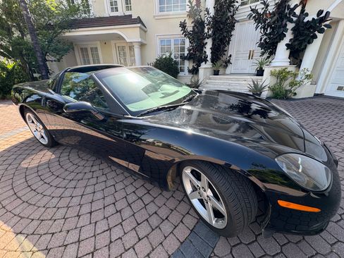 Used 2007 Chevrolet Corvette Coupe w/ Performance Package RWD image 2