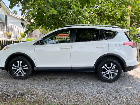 Used 2017 Toyota RAV4 LE image 2