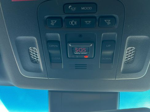 Used 2020 Toyota Avalon Limited image 9