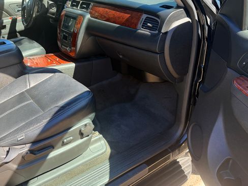 Used 2014 Chevrolet Suburban LT image 10