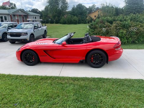 Used 2004 Dodge Viper SRT-10 RWD image 2