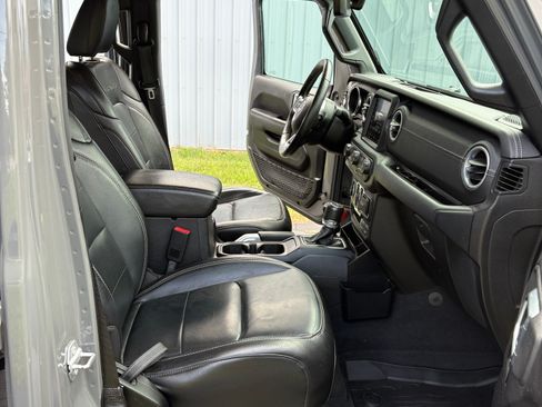 Used 2020 Jeep Gladiator Overland AWD/4WD image 13