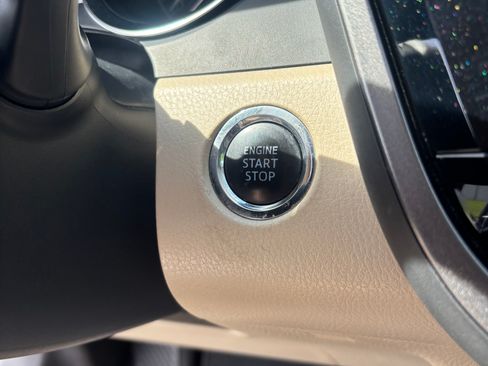 Used 2018 Toyota Camry XLE FWD image 13